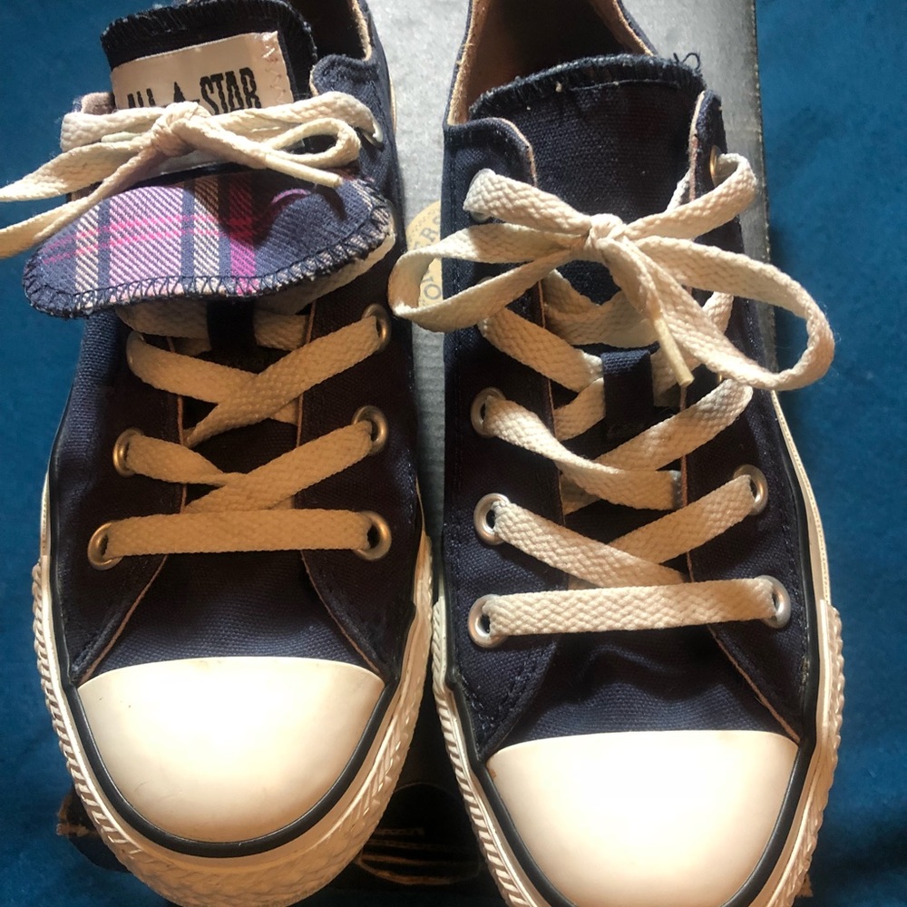 Navy blue converse